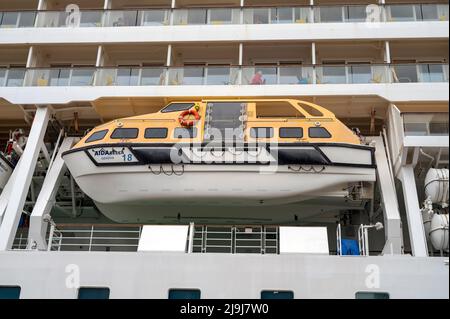 Rettungsboot auf dem Kreuzschiff AIDAbella Genova in Aarhus, Dänemark am 20. Mai 2022 Stockfoto