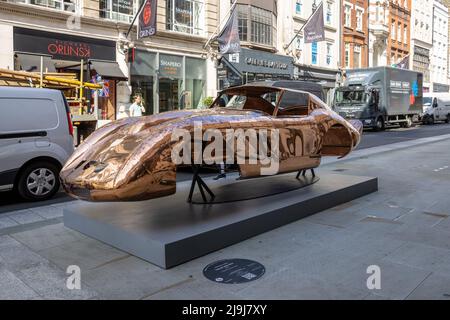 Kunstskulpturen zeitgenössischer Künstler im Rahmen des Mayfair Art Weekend's Sculpture Trail werden in diesem Juni in ganz Mayfair gezeigt mit: 'Ferrari 250 GTO' von Anthony James ausgestellt in der New Bond Street präsentiert von Opera Gallery wo: London, Großbritannien Wann: 03 Jun 2021 Credit: Phil Lewis/WENN Stockfoto