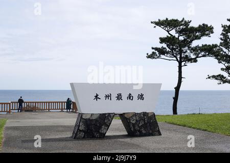 Shionomisaki, Kushimoto, Higashimuro District, Wakayama, Japan, 2022/01/05 , Ein großer Rasen von etwa 100.000 m2 breitet sich an der Spitze des Shionomisaki, Stockfoto