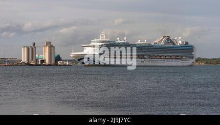 Hafen von Southampton, England, Großbritannien. Das Schiff fährt vom Hafen von Southampton auf dem Wasser von Southampton in Richtung offenes Meer. Stockfoto