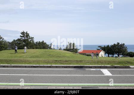 Shionomisaki, Kushimoto, Higashimuro District, Wakayama, Japan, 2022/01/05 , Ein großer Rasen von etwa 100.000 m2 breitet sich an der Spitze des Shionomisaki, Stockfoto