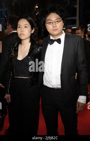 Park Ji-Min und Regisseur Davy Chou nehmen an der Vorführung von Crimes of the Future während des jährlichen Filmfestivals 75. in Cannes im Palais des Festivals am 23. Mai 2022 in Cannes, Frankreich, Teil. Foto von David Niviere/ABACAPRESS.COM Stockfoto