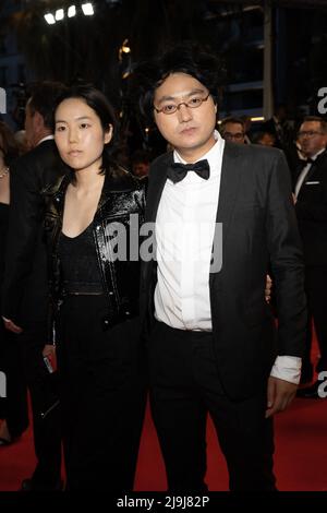 Park Ji-Min und Regisseur Davy Chou nehmen an der Vorführung von Crimes of the Future während des jährlichen Filmfestivals 75. in Cannes im Palais des Festivals am 23. Mai 2022 in Cannes, Frankreich, Teil. Foto von David Niviere/ABACAPRESS.COM Stockfoto