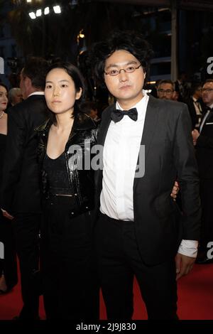 Park Ji-Min und Regisseur Davy Chou nehmen an der Vorführung von Crimes of the Future während des jährlichen Filmfestivals 75. in Cannes im Palais des Festivals am 23. Mai 2022 in Cannes, Frankreich, Teil. Foto von David Niviere/ABACAPRESS.COM Stockfoto