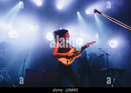 BARCELONA - MAI 14: Larkin Poe (Blues-Rock-Band) treten am 14. Mai 2022 auf der Bühne des Apolo in Barcelona, Spanien, auf. Stockfoto