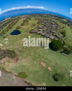 Eine Luftaufnahme des Golfplatzes und der Häuser über Kaanapali, mit der Insel Molokai im Hintergrund, Maui, Hawaii, USA. Fünf Fotos waren st Stockfoto