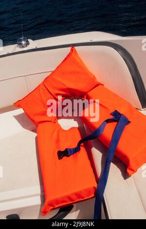 Orange Rettungsweste auf dem Bootsdeck Stockfoto