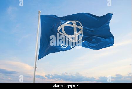 Offizielle Flagge der Stadt Anyang, Südkorea bei bewölktem Himmel bei Sonnenuntergang, Panoramablick. Koreanisches Reise- und Patriot-Konzept. Kopieplatz für breites b Stockfoto