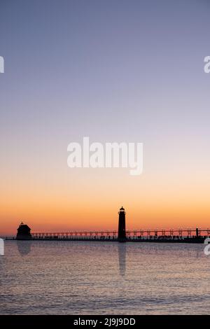 Sonnenuntergang am Grand Haven, Michigan, Leuchtturm und Pier am Lake Michigan Stockfoto