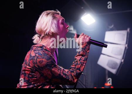 BARCELONA - MAI 13: Charming Liars (Band) treten am 13. Mai 2022 auf der Apolo 2 in Barcelona, Spanien, auf. Stockfoto