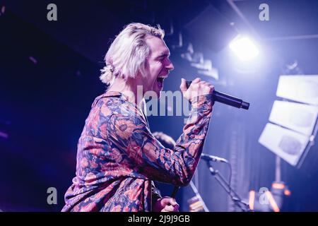 BARCELONA - MAI 13: Charming Liars (Band) treten am 13. Mai 2022 auf der Apolo 2 in Barcelona, Spanien, auf. Stockfoto