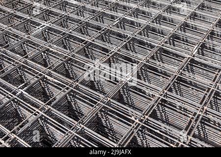 Lagerung von Rahmen-verstärkenden Schweißmaschendrahten für die Herstellung von Stahlbetonplatten, selektiver Fokus Stockfoto