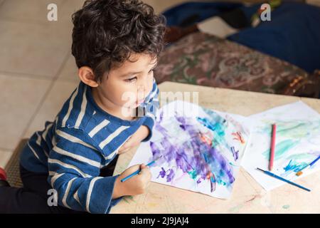 Kindermalerei mit Farben und Buntstift, der eine Zeichnung macht Stockfoto