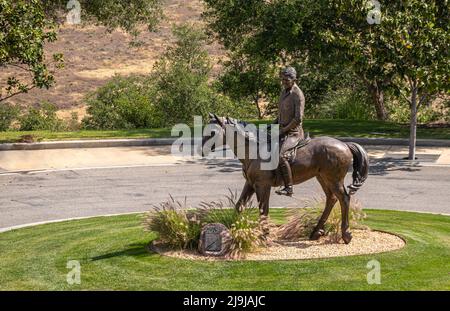 Simi Valley, Kalifornien, USA - 27. April 2022: Ronald Reagan Presidential Library. Auf dem Trail steht eine bronzene Reiterstatue des Präsidenten auf El Stockfoto