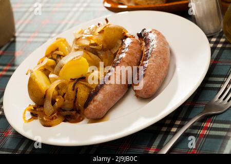 Gegrillte Würstchen mit Kartoffeln Stockfoto