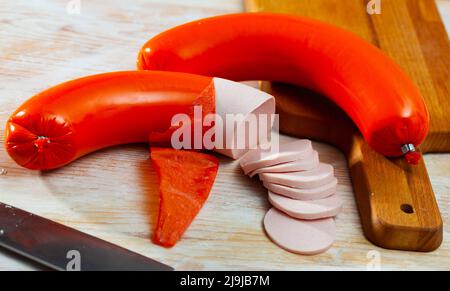 Mortadela Wurst in Scheiben geschnitten auf einer Holzoberfläche Stockfoto