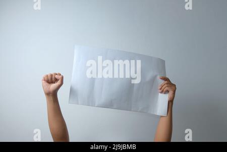 Protesterhand hält Papier in der Luft Stockfoto