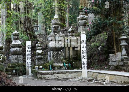 Koyasan, Koya, Distrikt Ito, Wakayama, Japan, 2022/03/05 , Friedhof Okunoin. ODA Nobunaga Grabstein. ODA Nobunaga (23. Juni 1534 – 21. Juni 1582) war ein Stockfoto