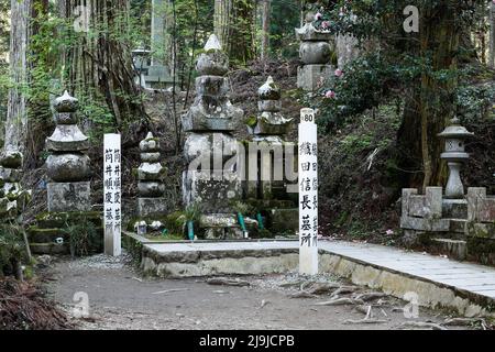 Koyasan, Koya, Distrikt Ito, Wakayama, Japan, 2022/03/05 , Friedhof Okunoin. ODA Nobunaga Grabstein. ODA Nobunaga (23. Juni 1534 – 21. Juni 1582) war ein Stockfoto