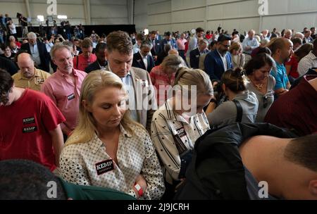 Kennesaw, Georgia, USA. 23.. Mai 2022. Der ehemalige Vizepräsident Mike Pence setzt sich für den georgischen Gouverneur ein. Brian Kemp TrumpÃs McCollum Airport am Vorabend der Parlamentswahlen in GeorgiaÃs, trotz der starken Abneigung des ehemaligen Präsidenten Donald gegen den Gouverneur von Georgia. Im Bild: Die Menge betet zu Beginn der Kundgebung (Bild: © Robin Rayne/ZUMA Press Wire) Stockfoto