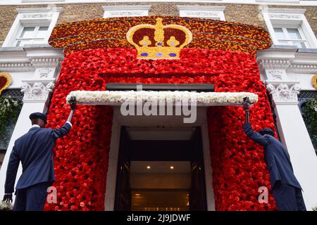 London, Großbritannien. 23.. Mai 2022. Während der kostenlosen Blumenausstellung Chelsea in Bloom ist im Hackett Store in der Sloane Street eine Blumenschau zu sehen. Geschäfte, Hotels und Restaurants im Londoner Chelsea-Viertel nehmen an dem jährlichen Wettbewerb Teil, und das Thema 2022 lautet „British Icons“. Kredit: SOPA Images Limited/Alamy Live Nachrichten Stockfoto