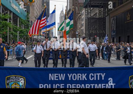 New York, US, 22/05/2022, New York, USA. 22.. Mai 2022. Die Mannschaft der NYPD-Flagge marschiert auf der Fifth Avenue während der Celebrate Israel Parade in New York City. Die JCRC-NY Celebrate Israel Parade ist der weltweit größte Ausdruck der Solidarität mit dem jüdischen Staat. Kommen Sie mit uns und feuern Sie mehr als 40.000 Marschierenden, dutzende fabelhafte Festwagen, marschierende Bands und einige aufregende jüdische und israelische Musiker an! Die Parade verläuft auf der Fifth Avenue von der 57. Street bis zur 74. Street und zeigt die Leidenschaft für den Staat Israel und die Liebe zur globalen jüdischen Gemeinde. Quelle: SOPA Images Limite Stockfoto