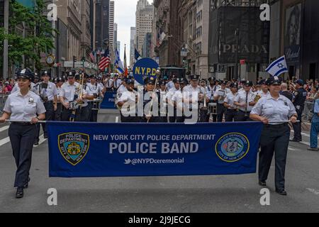 New York, US, 22/05/2022, New York, USA. 22.. Mai 2022. Die Polizei der NYPD marschiert entlang der Fifth Avenue während der Celebrate Israel Parade in New York City. Die JCRC-NY Celebrate Israel Parade ist der weltweit größte Ausdruck der Solidarität mit dem jüdischen Staat. Kommen Sie mit uns und feuern Sie mehr als 40.000 Marschierenden, dutzende fabelhafte Festwagen, marschierende Bands und einige aufregende jüdische und israelische Musiker an! Die Parade verläuft auf der Fifth Avenue von der 57. Street bis zur 74. Street und zeigt die Leidenschaft für den Staat Israel und die Liebe zur globalen jüdischen Gemeinde. Quelle: SOPA Images Limi Stockfoto