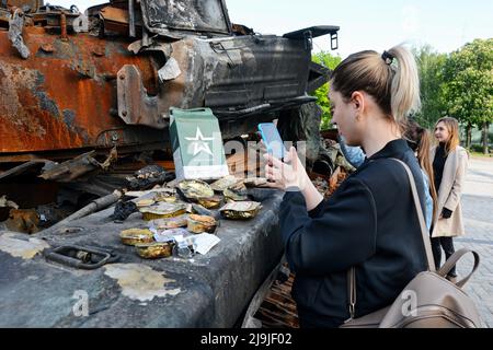 Kiew, Ukraine. 23.. Mai 2022. Eine Frau hat gesehen, wie sie Fotos von einem Militärpaket auf einem russischen Panzer auf dem Mykhailivska-Platz gemacht hat. Russland marschierte am 24. Februar 2022 in die Ukraine ein und löste damit den größten militärischen Angriff in Europa seit dem Zweiten Weltkrieg aus Kredit: SOPA Images Limited/Alamy Live Nachrichten Stockfoto