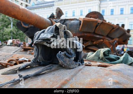 Kiew, Ukraine. 23.. Mai 2022. Eine Ansicht eines russischen Panzers auf dem Mykhailivska-Platz. Russland marschierte am 24. Februar 2022 in die Ukraine ein und löste damit den größten militärischen Angriff in Europa seit dem Zweiten Weltkrieg aus Kredit: SOPA Images Limited/Alamy Live Nachrichten Stockfoto