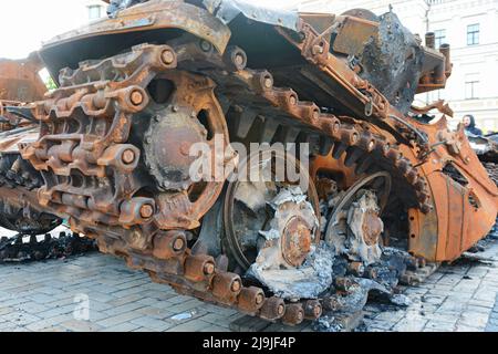 Kiew, Ukraine. 23.. Mai 2022. Eine Ansicht eines russischen Panzers auf dem Mykhailivska-Platz. Russland marschierte am 24. Februar 2022 in die Ukraine ein und löste damit den größten militärischen Angriff in Europa seit dem Zweiten Weltkrieg aus (Foto: Aleksandr Gusev/SOPA Images/Sipa USA) Quelle: SIPA USA/Alamy Live News Stockfoto