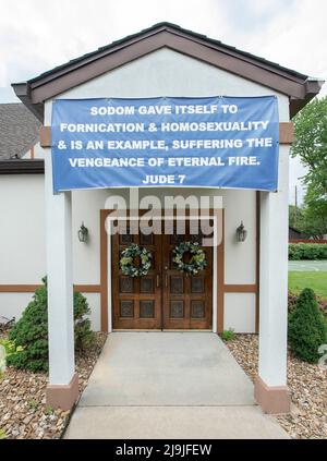 Topeka, Kansas, USA. 23.. Mai 2022. Die Lair der Westboro Baptist Church, einer Hassgruppe, die dafür bekannt ist, ihre Schmähungen gegen Schwule, Muslime, Juden, Atheisten und andere Ziele bei militärischen Beerdigungen und öffentlichen Veranstaltungen zu richten. (Foto: © Brian Cahn/ZUMA Press Wire) Stockfoto