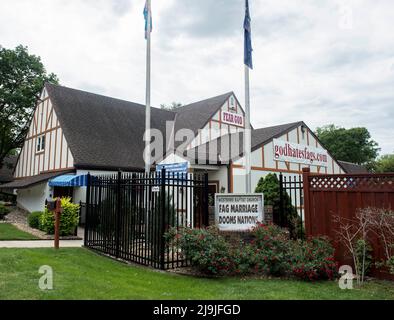 Topeka, Kansas, USA. 23.. Mai 2022. Die Lair der Westboro Baptist Church, einer Hassgruppe, die dafür bekannt ist, ihre Schmähungen gegen Schwule, Muslime, Juden, Atheisten und andere Ziele bei militärischen Beerdigungen und öffentlichen Veranstaltungen zu richten. (Foto: © Brian Cahn/ZUMA Press Wire) Stockfoto