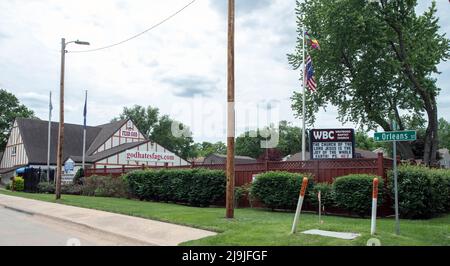 Topeka, Kansas, USA. 23.. Mai 2022. Die Lair der Westboro Baptist Church, einer Hassgruppe, die dafür bekannt ist, ihre Schmähungen gegen Schwule, Muslime, Juden, Atheisten und andere Ziele bei militärischen Beerdigungen und öffentlichen Veranstaltungen zu richten. (Foto: © Brian Cahn/ZUMA Press Wire) Stockfoto