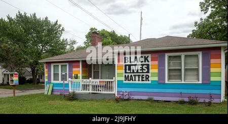 Topeka, Kansas, USA. 23.. Mai 2022. Das in den Farben der Pride-Flagge gemalte Equality House befindet sich direkt gegenüber der Straße der Westboro Baptist Church, einer Hassgruppe, die dafür bekannt ist, Homosexuelle, Muslime, Juden, Atheisten und andere Ziele auf Militärbestattungen und öffentliche Veranstaltungen zu beschimpften. (Foto: © Brian Cahn/ZUMA Press Wire) Stockfoto