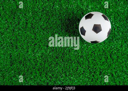 Fußball auf grünem Gras des Feldes. Stockfoto