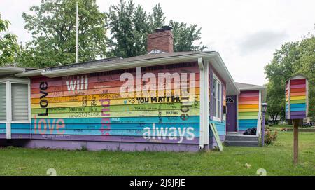 Topeka, Kansas, USA. 23.. Mai 2022. Das in den Farben der Pride-Flagge gemalte Equality House befindet sich direkt gegenüber der Straße der Westboro Baptist Church, einer Hassgruppe, die dafür bekannt ist, Homosexuelle, Muslime, Juden, Atheisten und andere Ziele auf Militärbestattungen und öffentliche Veranstaltungen zu beschimpften. (Foto: © Brian Cahn/ZUMA Press Wire) Stockfoto