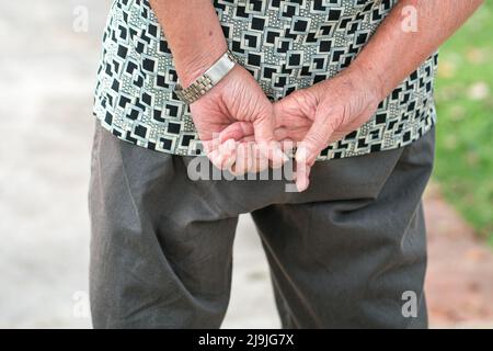 Älterer Mann faltete die Hände, Nahaufnahme. Stockfoto