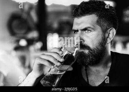 Mann mit Bierkrug. Mann trinkt Bier. Retro-Mann mit einem Bier. Bierkneipen und Bars. Stockfoto