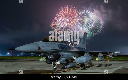 Eine F-16 Fighting Falcon, die dem Demonstrationsteam der Pacific Air Force vom japanischen Luftwaffenstützpunkt Misawa zugewiesen wurde, sitzt während des Feuerwerks des Japanisch-Amerikanischen Freundschaftsfestivals auf dem japanischen Luftwaffenstützpunkt Yokota am 21. Mai 2022 auf einer Fluglinie. Das Festival zielt darauf ab, die bilateralen Beziehungen zwischen der US-amerikanischen und japanischen Gemeinschaft zu stärken und ermöglicht es den Menschen, diese bilateralen Fähigkeiten aus erster Hand zu sehen. Das PACAF F F-16 Demo Team reist durch den Indo-Pazifik-Raum und fördert und stärkt die Beziehungen zwischen den Gemeinden. (USA Luftwaffe Foto von Senior Airman Brieana E. Bolfing) Stockfoto