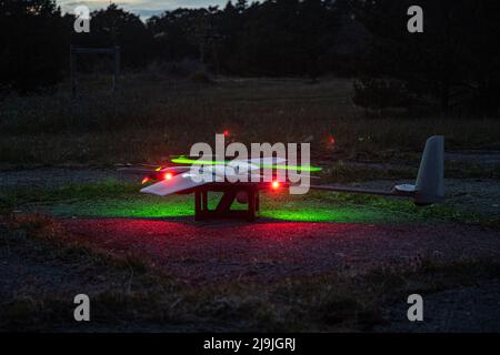 Ein unbemanntes VXE-30 STALKER Flugzeugsystem bereitet sich auf den Start während der Übung Hedgehog 22 bei Saaremaa, Estland, 19. Mai 2022 vor. Die Task Force 61/2 nimmt an der von Estland geleiteten Übung Siil 22 (Hedgehog 22 auf Englisch) Teil. SIIL 22 bringt Mitglieder der estnischen Verteidigungsstreitkräfte und US-Matrosen und Marineinfanteristen unter der Task Force 61/2 zusammen, um die Interoperabilität der Alliierten zu verbessern und die Sicherheit und Stabilität im Baltikum zu erhalten. (USA Marine Corps Foto von Sgt. Dylan Chagnon) Stockfoto