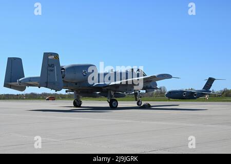 Ein C-17 Globemaster III-Flugzeug, das dem Luftlift-Flügel 167., der West Virginia Air National Guard, zugewiesen wurde, kommt auf dem Luftwaffenstützpunkt Amari an und befördert Fracht und Passagiere, die die Übung Defender 22 am 16. Mai 2022 in Harjumaa, Estland, unterstützen. DEFENDER-Europe 22 ist eine multinationale Trainingsübung, die die Fähigkeit von USAREUR-AF demonstrieren soll, die US-basierte Kampfkraft in Osteuropa schnell über mehrere Theater hinweg zur Unterstützung der NATO und der Nationalen Verteidigungsstrategie zu bündeln sowie die Fähigkeiten des Gastgeberlandes zu nutzen, um die operative Reichweite von USAREUR-AF zu erhöhen. (USA Air National Guard Foto von Stockfoto