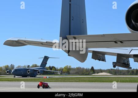 Ein C-17 Globemaster III-Flugzeug, das dem Luftlift-Flügel 167., der West Virginia Air National Guard, zugewiesen wurde, kommt auf dem Luftwaffenstützpunkt Amari an und befördert Fracht und Passagiere, die die Übung Defender 22 am 16. Mai 2022 in Harjumaa, Estland, unterstützen. DEFENDER-Europe 22 ist eine multinationale Trainingsübung, die die Fähigkeit von USAREUR-AF demonstrieren soll, die US-basierte Kampfkraft in Osteuropa schnell über mehrere Theater hinweg zur Unterstützung der NATO und der Nationalen Verteidigungsstrategie zu bündeln sowie die Fähigkeiten des Gastgeberlandes zu nutzen, um die operative Reichweite von USAREUR-AF zu erhöhen. (USA Air National Guard Foto von Stockfoto
