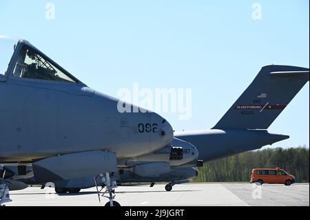 Ein C-17 Globemaster III-Flugzeug, das dem Luftlift-Flügel 167., der West Virginia Air National Guard, zugewiesen wurde, kommt auf dem Luftwaffenstützpunkt Amari an und befördert Fracht und Passagiere, die die Übung Defender 22 am 16. Mai 2022 in Harjumaa, Estland, unterstützen. DEFENDER-Europe 22 ist eine multinationale Trainingsübung, die die Fähigkeit von USAREUR-AF demonstrieren soll, die US-basierte Kampfkraft in Osteuropa schnell über mehrere Theater hinweg zur Unterstützung der NATO und der Nationalen Verteidigungsstrategie zu bündeln sowie die Fähigkeiten des Gastgeberlandes zu nutzen, um die operative Reichweite von USAREUR-AF zu erhöhen. (USA Air National Guard Foto von Stockfoto
