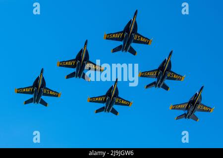 Das Demonstrationsgeschwader der United States Navy Flight, die Blue Angels, treten während der Ellsworth Air and Space Show 2022 auf dem Luftwaffenstützpunkt Ellsworth, S. D., 15. Mai 2022 auf. Im Jahr 2021 wechselte die Blue Angels von der A-4 Skyhawk zu ihrem aktuellen Flugzeug, der F/A-18 Super Hornet. (USA Luftwaffe Foto von Senior Airman Quentin Marx) Stockfoto