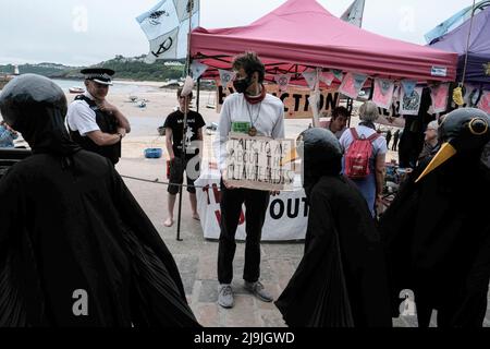 St Ives, Großbritannien. 11.. Juni 2021. Während des Aktionstages von Extinction Rebellion „Sound the Alarm“ treten Aktivisten in St. Ives, Cornwall, in Amseln gekleidet auf. Das Thema bezieht sich auf die Tatsache, dass eine reiche Minderheit der Länder und Volkswirtschaften der Welt die Hauptursache für die Klima- und Umweltkrise ist, die vor allem die Armen betrifft, die am wenigsten zur Krise beigetragen haben. (Foto von Joe M O'Brien/SOPA Images/Sipa USA) Quelle: SIPA USA/Alamy Live News Stockfoto