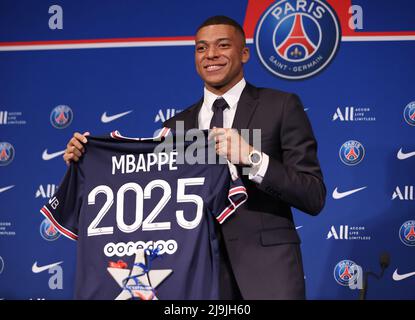 Paris, Frankreich. 23.. Mai 2022. Der französische Stürmer Kylian Mbappe posiert mit einem Trikot am Ende einer Pressekonferenz im Stadion Parc des Princes in Paris am 23. Mai 2022, Zwei Tage, nachdem der Club den Ligue 1-Titel zum zehnten Mal gewann, entschied sich sein Superstar-Stürmer Mbappe, einen neuen Vertrag bis 2025 bei PSG zu unterzeichnen, anstatt Real Madrid beizutreten. Kredit: Gao Jing/Xinhua/Alamy Live Nachrichten Stockfoto