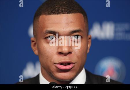 Paris, Frankreich. 23.. Mai 2022. Kylian Mbappe, der französische Vorbote von Paris Saint-Germain, nimmt am 23. Mai 2022 an einer Pressekonferenz im Stadion Parc des Princes in Paris Teil. Zwei Tage, nachdem der Club den Ligue 1-Titel zum zehnten Mal gewann, entschied sich sein Superstar-Stürmer Mbappe, einen neuen Vertrag bis 2025 bei PSG zu unterzeichnen, anstatt Real Madrid beizutreten. Kredit: Gao Jing/Xinhua/Alamy Live Nachrichten Stockfoto