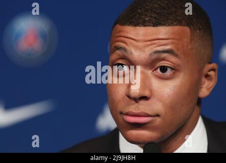 Paris, Frankreich. 23.. Mai 2022. Kylian Mbappe, der französische Vorbote von Paris Saint-Germain, nimmt am 23. Mai 2022 an einer Pressekonferenz im Stadion Parc des Princes in Paris Teil. Zwei Tage, nachdem der Club den Ligue 1-Titel zum zehnten Mal gewann, entschied sich sein Superstar-Stürmer Mbappe, einen neuen Vertrag bis 2025 bei PSG zu unterzeichnen, anstatt Real Madrid beizutreten. Kredit: Gao Jing/Xinhua/Alamy Live Nachrichten Stockfoto