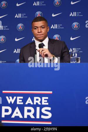 Paris, Frankreich. 23.. Mai 2022. Kylian Mbappe, der französische Vorbote von Paris Saint-Germain, nimmt am 23. Mai 2022 an einer Pressekonferenz im Stadion Parc des Princes in Paris Teil. Zwei Tage, nachdem der Club den Ligue 1-Titel zum zehnten Mal gewann, entschied sich sein Superstar-Stürmer Mbappe, einen neuen Vertrag bis 2025 bei PSG zu unterzeichnen, anstatt Real Madrid beizutreten. Kredit: Gao Jing/Xinhua/Alamy Live Nachrichten Stockfoto