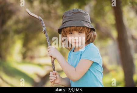 Aggression von Kindern. Negative Emotionen für Kinder. Wütend Junge mit Stock. Anpassung an Kinder. Schläger. Mobbing-Konzept. Nervenzusammenbruch Stockfoto
